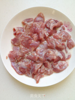 荤菜炒出烧烤味——牙签羊肉的做法步骤:2