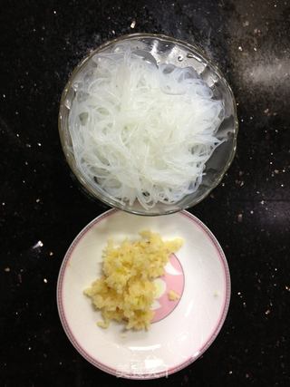 蒜茸粉丝炒扇贝的做法步骤：2