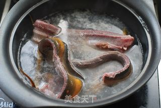 一个小窍门做出醇厚而又鲜香的“酸辣味”——家常【鳝鱼粉丝煲】的做法步骤：3