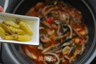 一个小窍门做出醇厚而又鲜香的“酸辣味”——家常【鳝鱼粉丝煲】的做法步骤：11