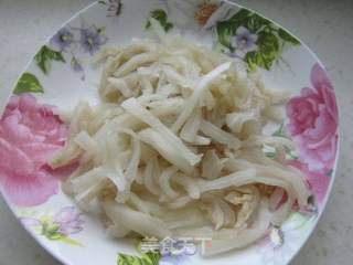 开胃的酸菜炒肉皮的做法步骤:2