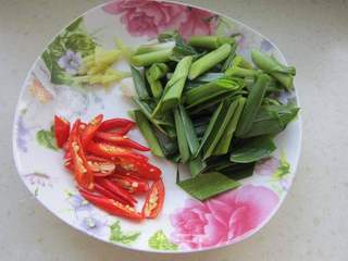 开胃的酸菜炒肉皮的做法步骤:3
