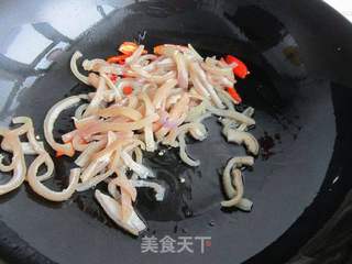 开胃的酸菜炒肉皮的做法步骤:6