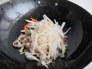 开胃的酸菜炒肉皮的做法步骤:7