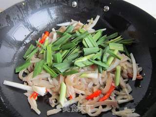 开胃的酸菜炒肉皮的做法步骤:8