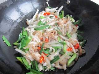 开胃的酸菜炒肉皮的做法步骤:9
