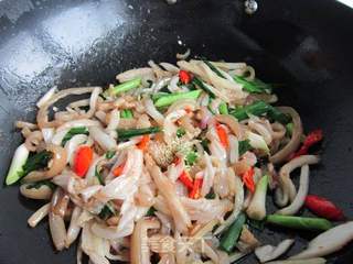 开胃的酸菜炒肉皮的做法步骤:10