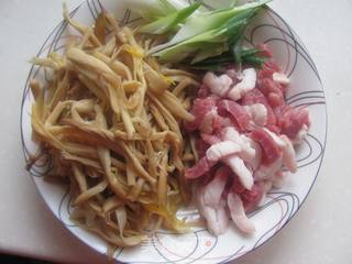 五花肉炒黄花的做法步骤:3