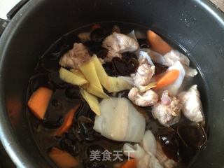 详解墨鱼处理全过程&墨鱼小排汤的做法步骤:4