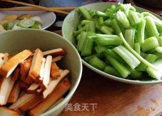 小炒豆干~芹菜五花肉炒豆干的做法步骤:3