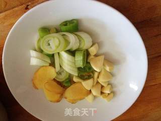 小炒豆干~芹菜五花肉炒豆干的做法步骤:2
