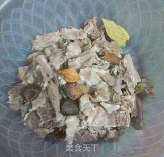红绕羊肉(暖冬必吃,不可错过)的做法步骤:2