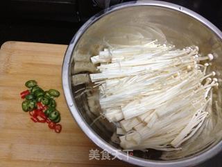 【食尚擂台中餐区】上汤金针菇肥牛的做法步骤：2