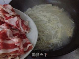 【食尚擂台中餐区】上汤金针菇肥牛的做法步骤：6