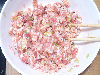炸出来的美味---【萝卜猪肉丸子】的做法步骤:2