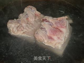 豆角干扣肉的做法步骤：1