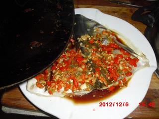 蒸鱼豉油版剁椒鱼头的做法步骤：6