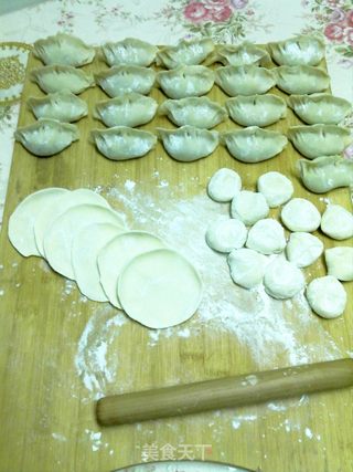 韭菜猪肉馅水饺的做法步骤:2