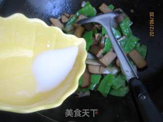 荷兰豆炒鸡蛋干的做法步骤:13