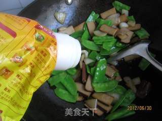 荷兰豆炒鸡蛋干的做法步骤:12