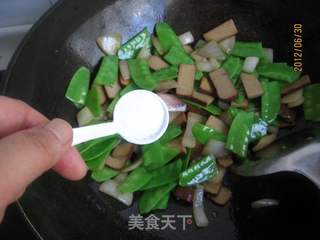 荷兰豆炒鸡蛋干的做法步骤:11