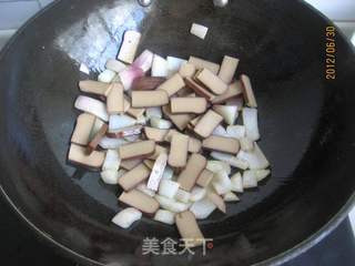 荷兰豆炒鸡蛋干的做法步骤:8