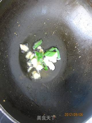 香菇酱炒鸡丁的做法步骤:5