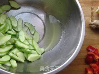 老黄瓜炒花蛤的做法步骤:5