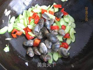 老黄瓜炒花蛤的做法步骤:12