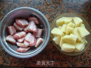 红烧肉炖土豆的做法步骤：1