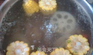 胡萝卜玉米莲藕大骨汤的做法步骤:8