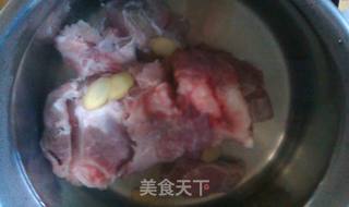 胡萝卜玉米莲藕大骨汤的做法步骤:3
