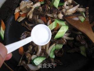 小炒松蘑的做法步骤:11