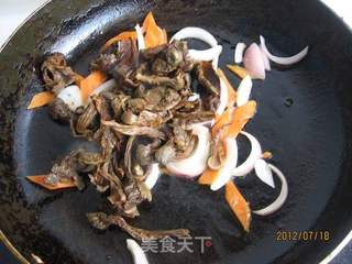 小炒松蘑的做法步骤:8