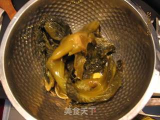 酸菜炖烧鸡—剩菜可以再利用的做法步骤：1