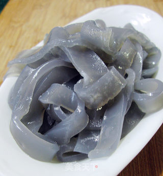 香菇酱拌乌鱼花凉粉的做法步骤:4