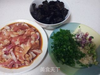 猪板肉炒木耳的做法步骤:2