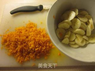 红萝卜香蕉鸡蛋饼的做法步骤:2