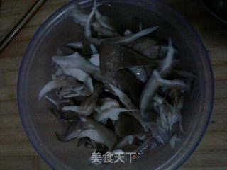 平菇炒肉片的做法步骤：1