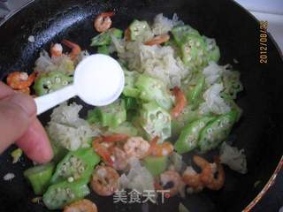 秋葵炒虾的做法步骤:8