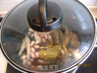 花生炖鸡爪的做法步骤:12