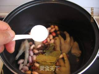花生炖鸡爪的做法步骤:11