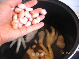 花生炖鸡爪的做法步骤:7
