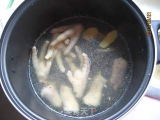 花生炖鸡爪的做法步骤:6