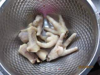 花生炖鸡爪的做法步骤:5