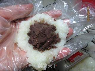 玫瑰红豆沙糯米球的做法步骤:7