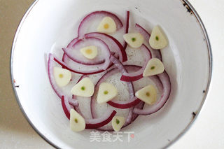 黑椒柠檬煎鸡扒的做法步骤:2