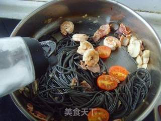 【食尚擂台西餐赛区】:意大利风情---烟肉蘑菇鲜虾墨鱼汁面的做法步骤:10