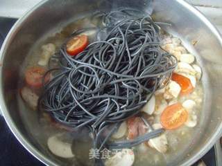 【食尚擂台西餐赛区】:意大利风情---烟肉蘑菇鲜虾墨鱼汁面的做法步骤:9