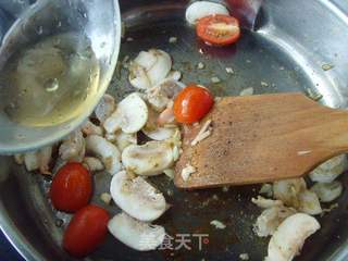 【食尚擂台西餐赛区】:意大利风情---烟肉蘑菇鲜虾墨鱼汁面的做法步骤:7